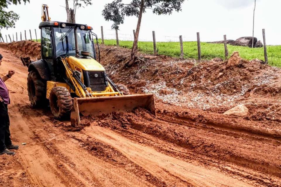 Secretaria de obras realiza reparos nas linhas rurais do município