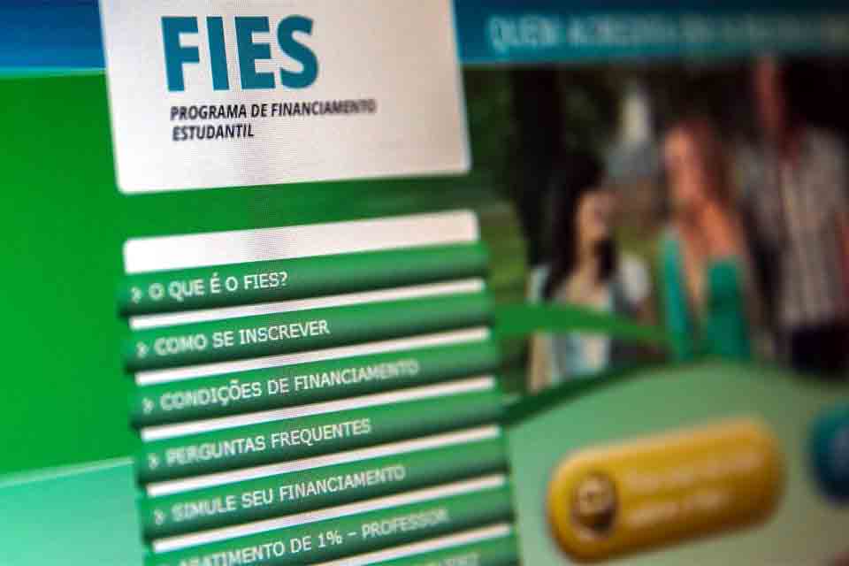 Ministério da Educação prorroga até amanhã prazo de inscrição no Fies