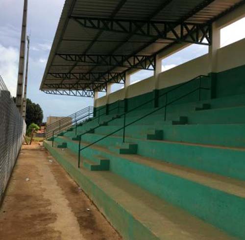 Arquibancada é construída no Estádio Municipal de Buritis