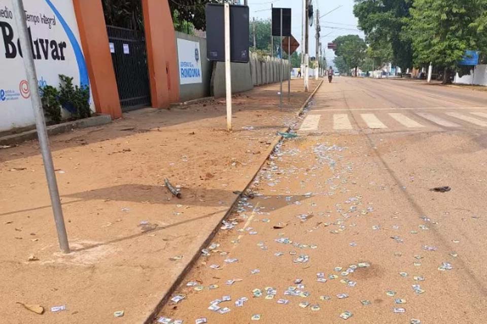 Grande derrame de santinhos nos locais de votação em Guajará-Mirim