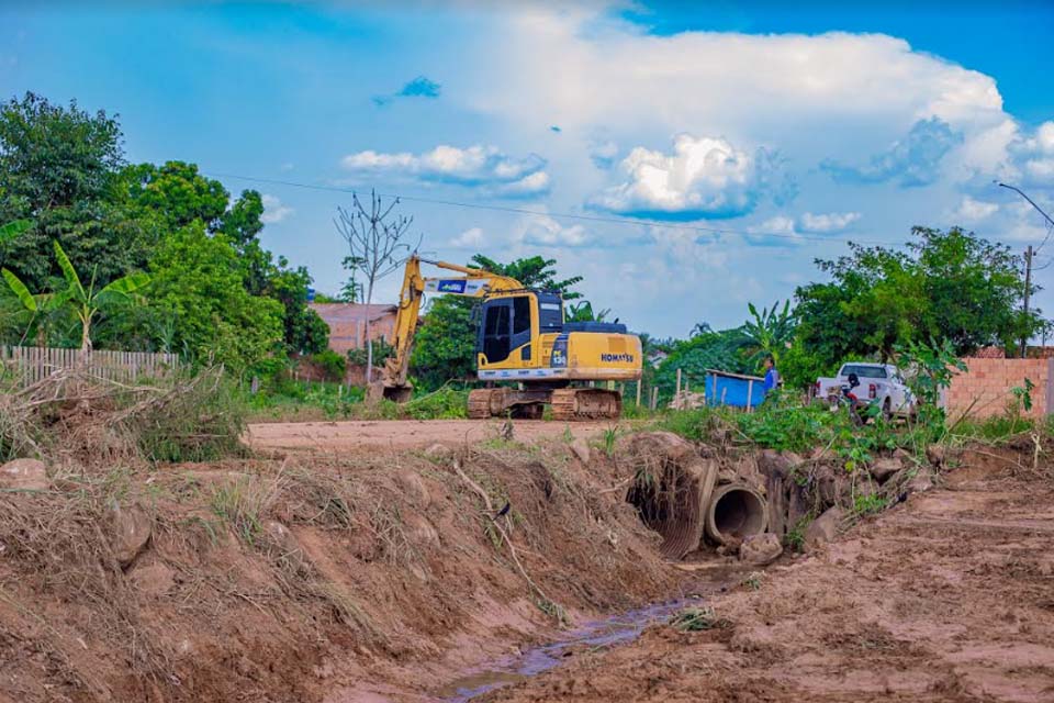 Prefeitura de Jaru realiza limpeza de canal no setor 7; durante a ação é retirado excesso de terra acumulada, mato e lixo