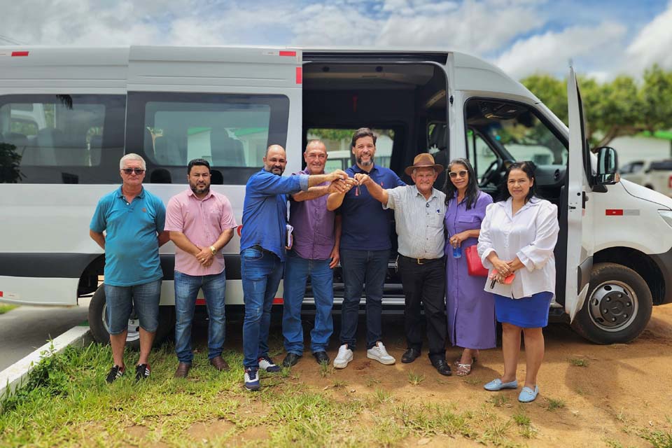 Deputado Delegado Camargo entrega van para reforçar a saúde de Cacaulândia