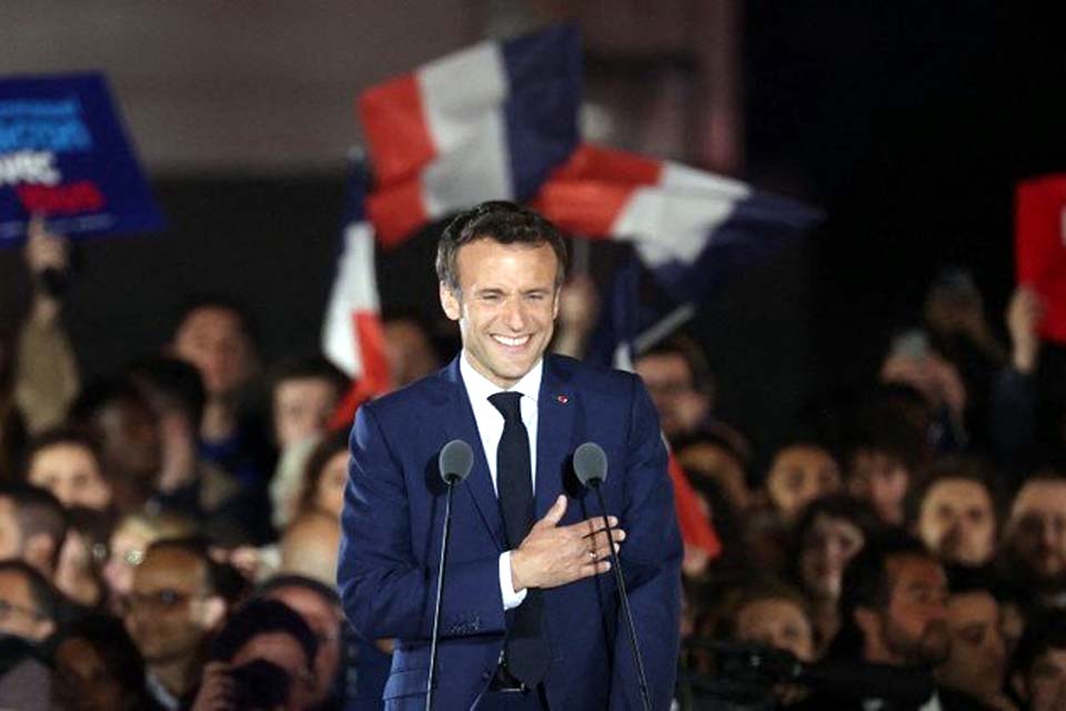 Emmanuel Macron é reeleito presidente da França após derrotar candidata de extrema-direita 