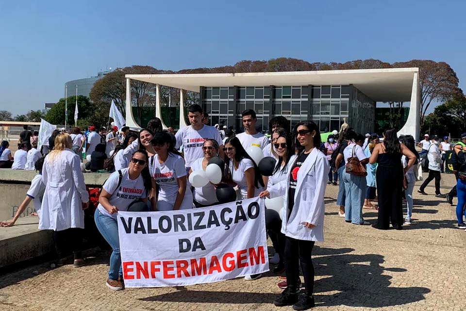 Enfermeiros protestam em frente ao supremo tribunal federal por piso salarial