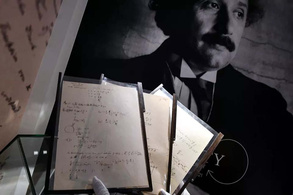 Manuscrito de Einstein sobre a teoria da relatividade vai a leilão em Paris