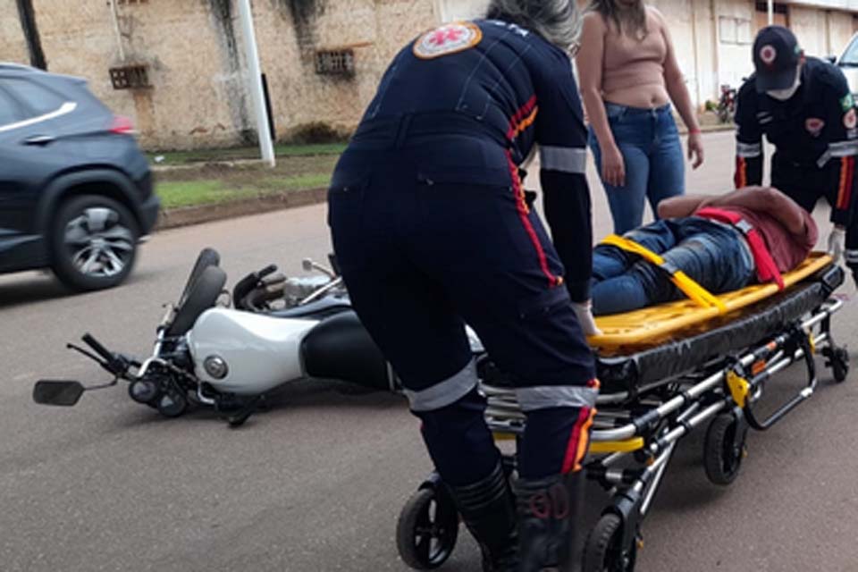 Carro bate em motociclista e foge sem prestar socorro na Rua da Beira