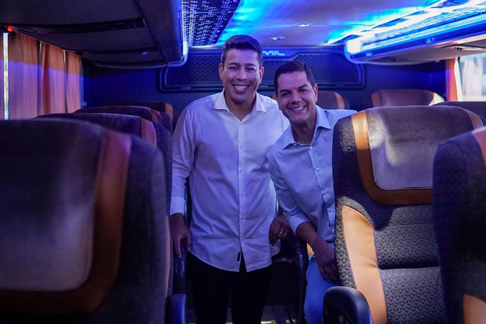 Deputado Cássio Gois entrega o primeiro ônibus do Brasil com super leitos para a saúde de Cacoal