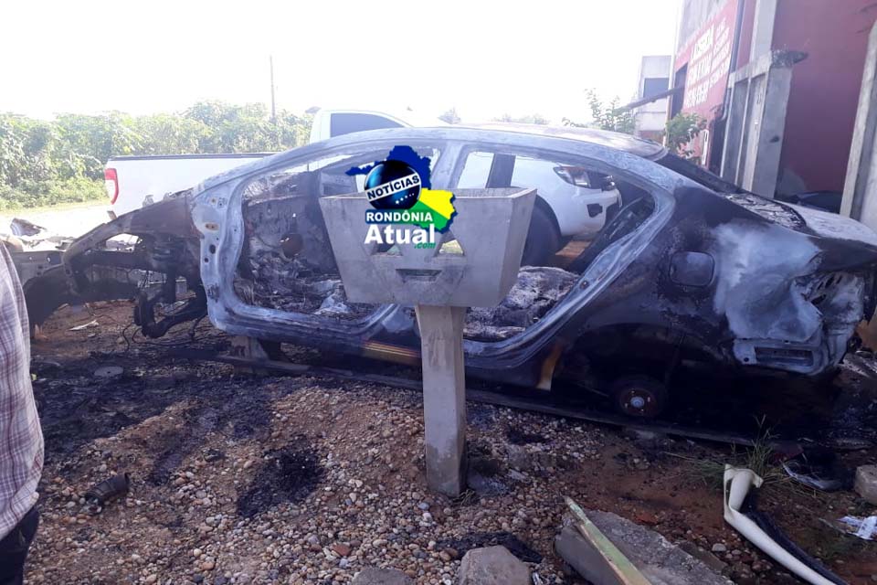 Dois carros são incendiados durante madrugada em Ji-Paraná