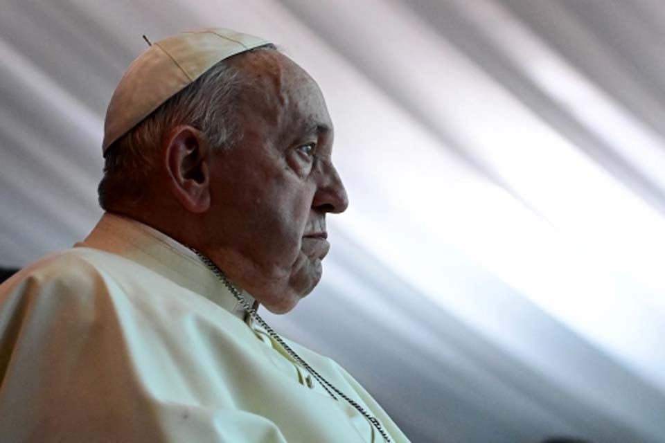 Papa Francisco valida bispo nomeado por Pequim mas lamenta decisão