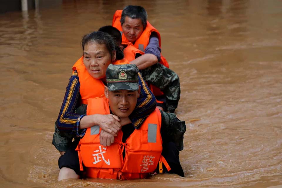 Inundações no centro da China afetam mais de 800 mil pessoas