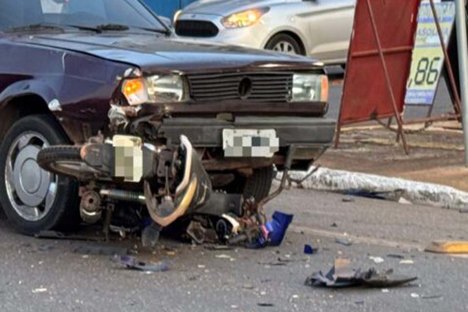 Motociclista quebra a perna em colisão com carro em Porto Velho