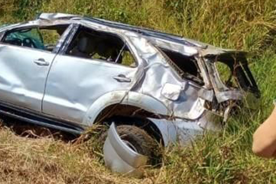 Duas pessoas são socorridas após capotamento de camioneta na RO 010