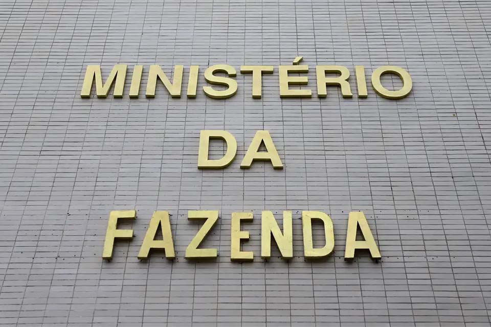 Fazenda reduz previsão oficial de crescimento do Produto Interno Bruto para 3%