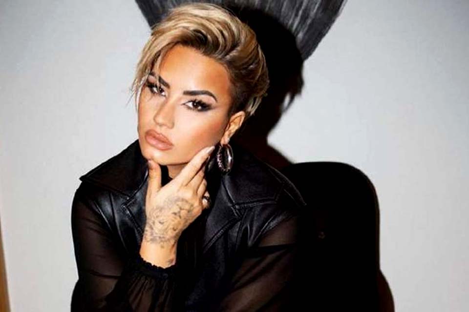 Demi Lovato exibe novo visual com cabelo curto e loiro: “eu fiz uma coisa”