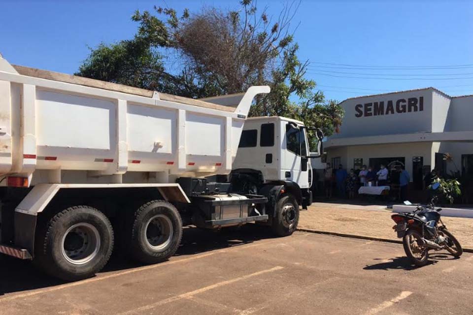 Municípío recebe caminhão caçamba para a Secretaria Municipal de Agricultura