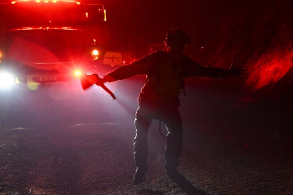 Incêndios na Califórnia obrigam milhares de pessoas a deixarem suas casas