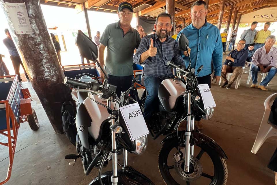 Deputado Laerte Gomes entrega motocicletas para atenderem associações rurais de São Francisco do Guaporé