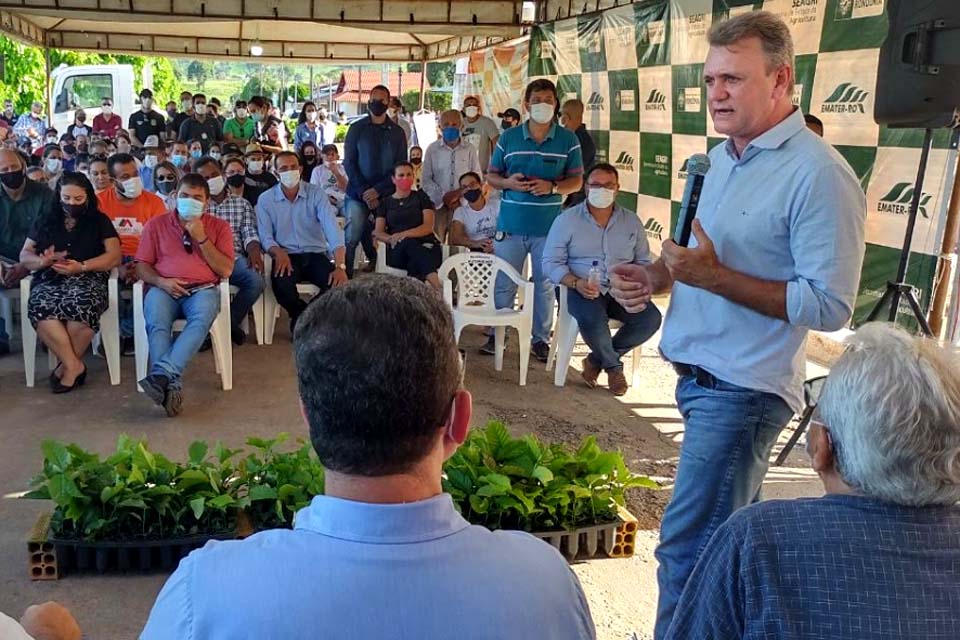 Deputado Luizinho Goebel participa de entrega mudas de café e cacau em Santa Luzia do Oeste