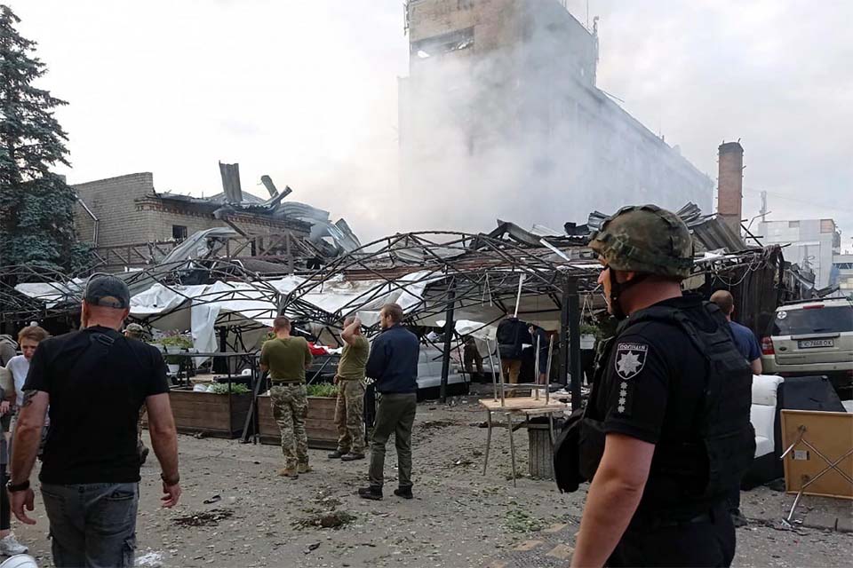 Ataque russo a restaurante deixa 3 mortos e 42 feridos na Ucrânia