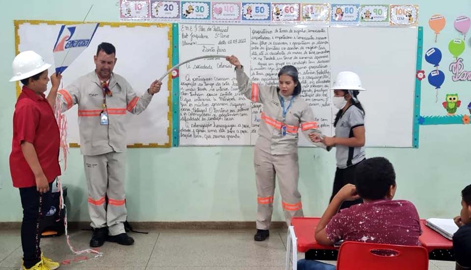 Energisa visita escolas e orienta crianças sobre riscos de soltar pipas próximos à rede elétrica