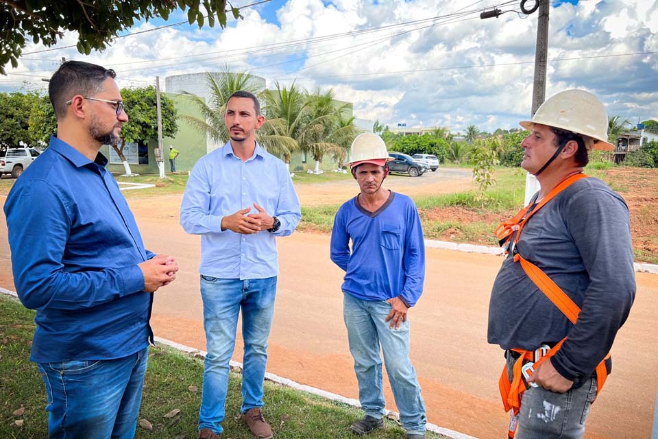 Deputado Anderson acompanha instalação de luminárias LED no município de Alta Floresta do Oeste