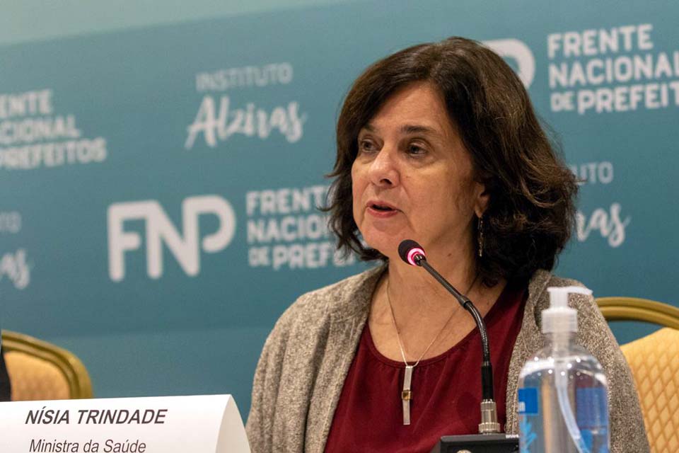 “É hora de intensificar a vacinação”, diz ministra sobre covid-19