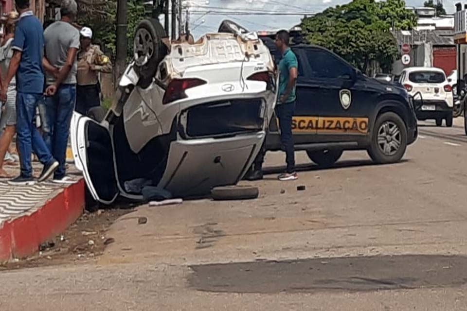 Motorista vai embora depois de acidente com capotamento no centro