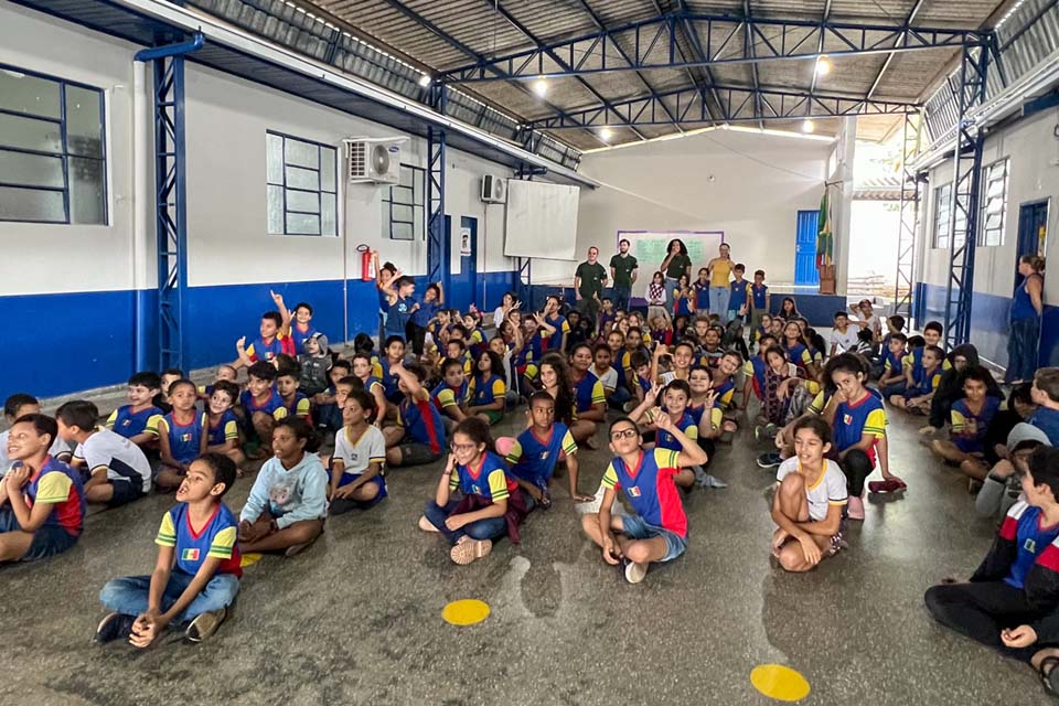 Acadêmicos de Gestão Ambiental do IFRO realizam ação de conscientização em escola de Colorado do Oeste