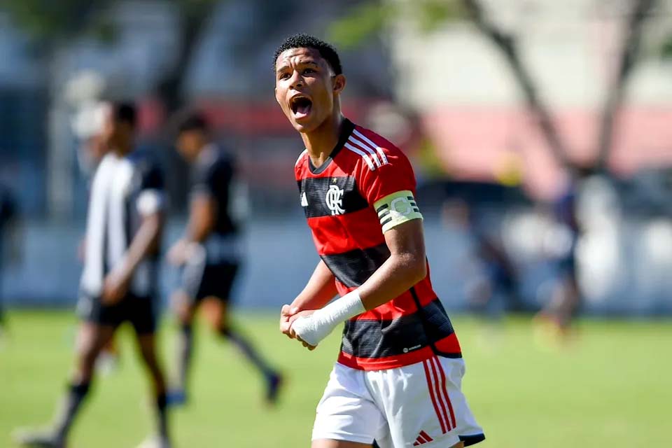 Rondoniense do Flamengo, Vitinho retorna a zaga, mostra liderança e vislumbra crescimento em trajetória