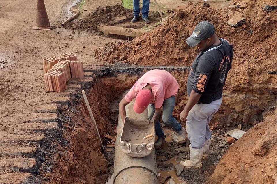 Equipes de obras trabalham na recuperação de drenagem do bairro Ulisses Guimarães