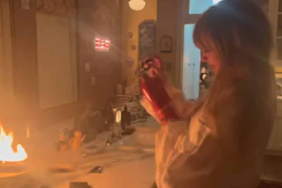 Taylor Swift apaga incêndio em sua cozinha e vídeo viraliza
