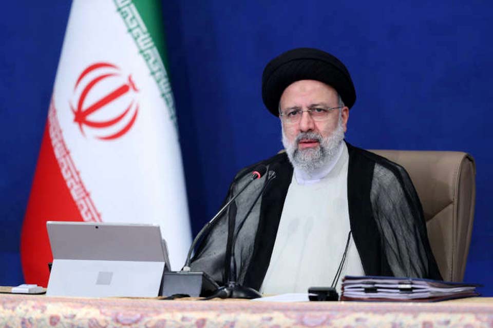 Presidente Raisi apresenta novo governo iraniano conservador, 100% masculino