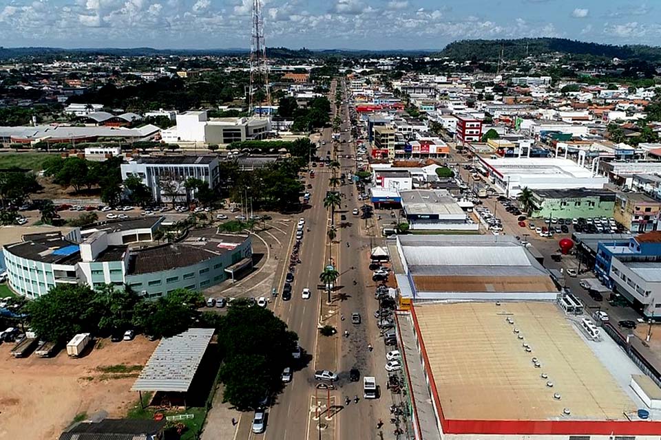 Município fecha parte do comércio e impõe toque de recolher após 20 horas como medidas no combate ao coronavírus