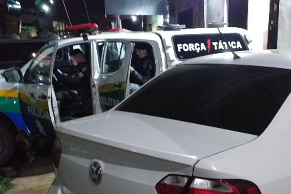 Motorista de aplicativo e passageiro são presos após perseguição