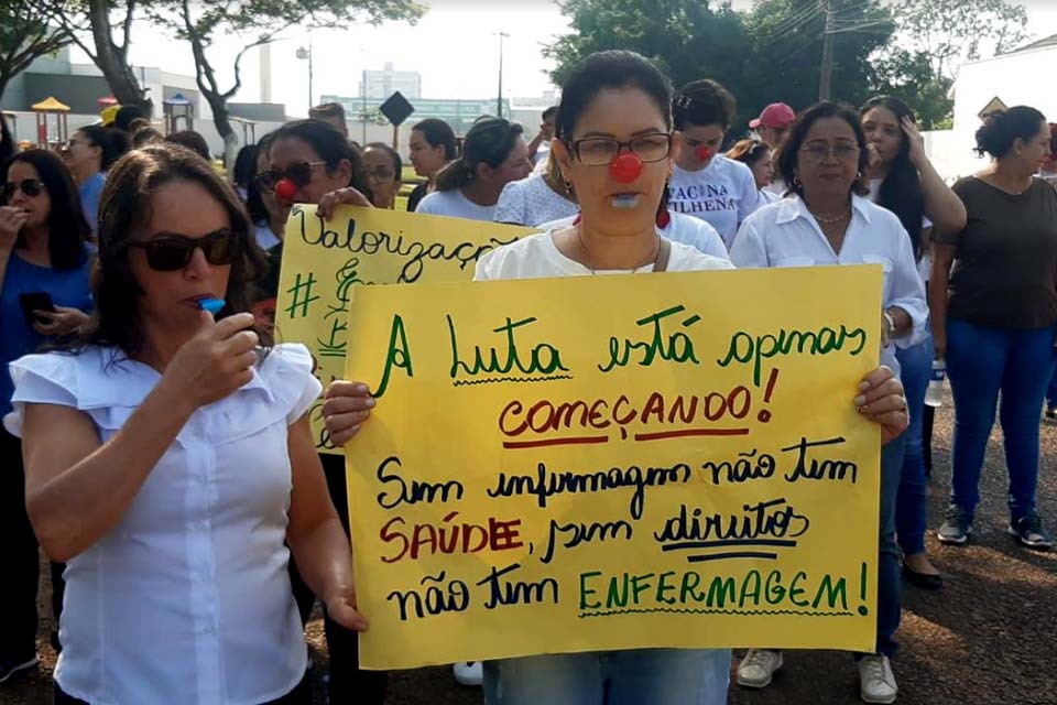 Servidores da enfermagem saem às ruas e protestam contra suspensão do piso salarial