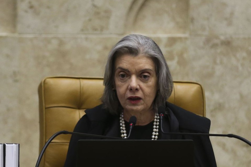 Ministra Cármem Lúcia condena atentados contra instituições