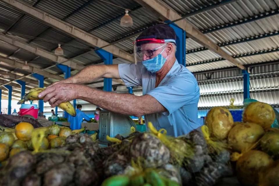 Feirão do Produtor Luiz Teodoro está em obras; feirantes foram para av. Guaporé em Cacoal