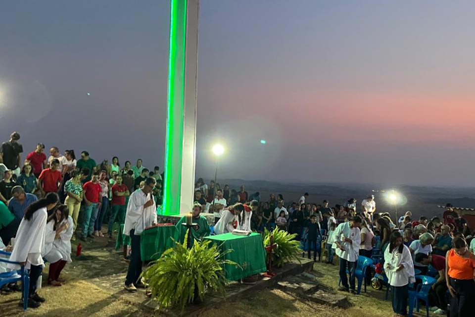 Missa no Morro Chico Lana reúne centenas de fiéis em Jaru