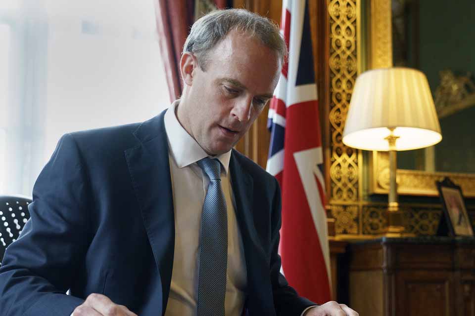 Vice-primeiro-ministro britânico renuncia ao cargo após acusações de bullying