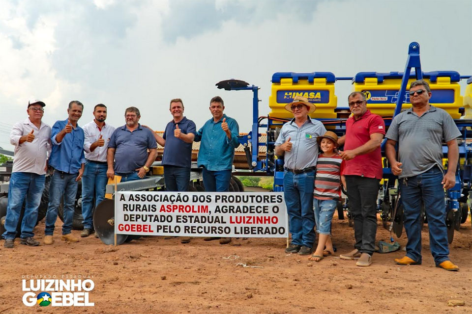 Luizinho Goebel faz entrega de equipamentos agrícolas a associação rural em Alto Alegre dos Parecis