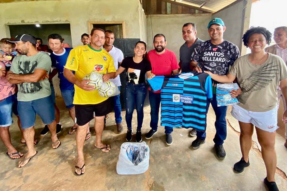 Laerte Gomes entrega bolas e uniformes para equipes de futebol durante torneio em distrito de Theobroma