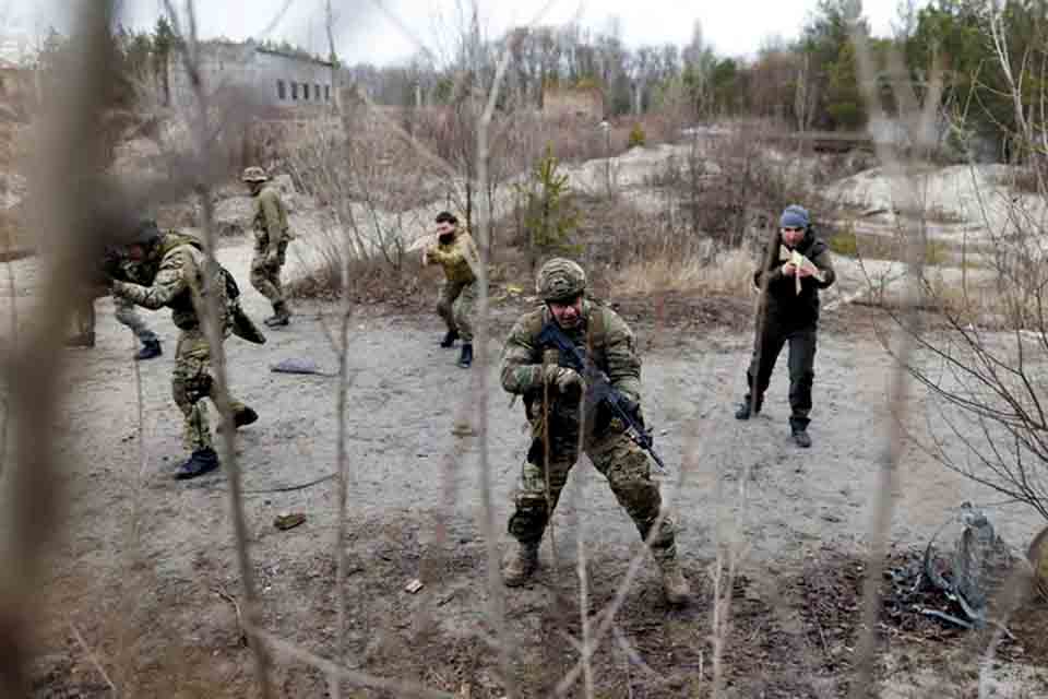 Ucrânia começa a recrutar reservistas e pede para que seus cidadãos deixem a Rússia