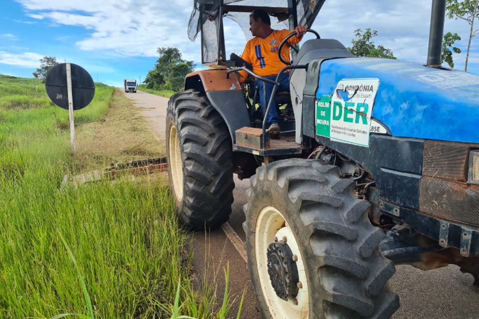 DER realiza serviços de roçagem mecanizada na Rodovia-479