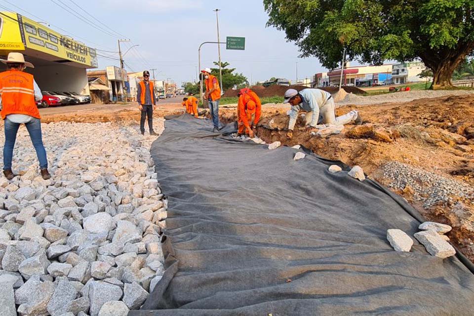 DER inicia recuperação e manutenção da avenida 25 de Agosto em Rolim de Moura