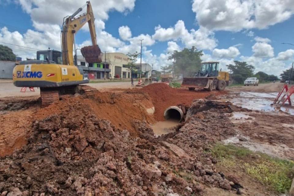 Ações da Operação Cidade Limpa seguem com a limpeza de canais em Porto Velho