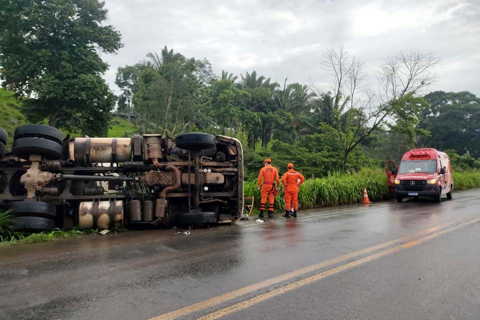 Carreta tomba na curva da morte ao tentar evitar colisão na BR 364