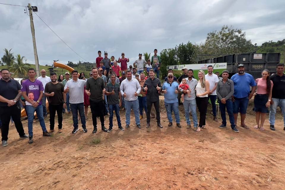 Presidente Alex Redano entrega implementos agrícolas para fortalecer a produção no distrito de Rio Branco