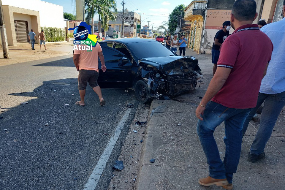 Colisão entre veículos deixa rastro de destruição em Ji-Paraná