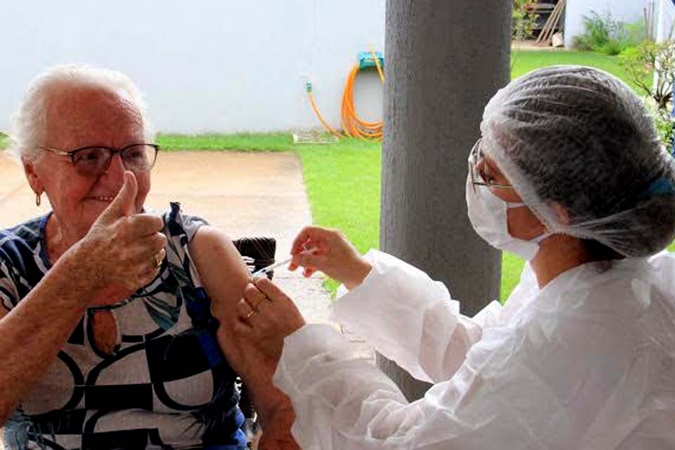 Idosos começam a ser vacinados contra covid-19 em Vilhena, entenda programação