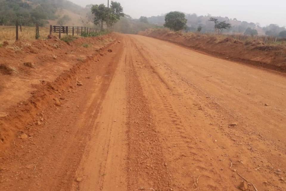 Serviço de patrolamento nos 28 quilômetros da Rodovia 484